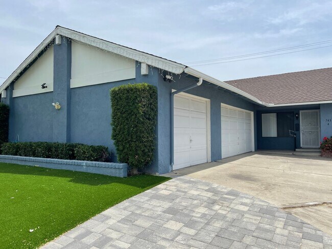 Building Photo - Lovely 2 bed, 2 bath Duplex Home in Orange