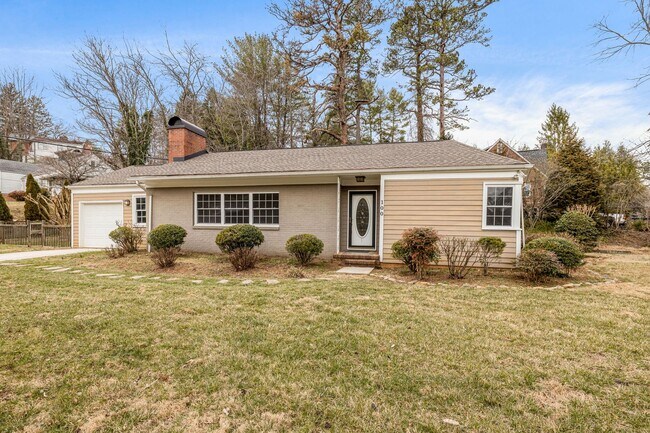 Building Photo - Bright & Inviting 2-Bedroom Home with Fenced-In Yard, Garage & Lawn Care Included