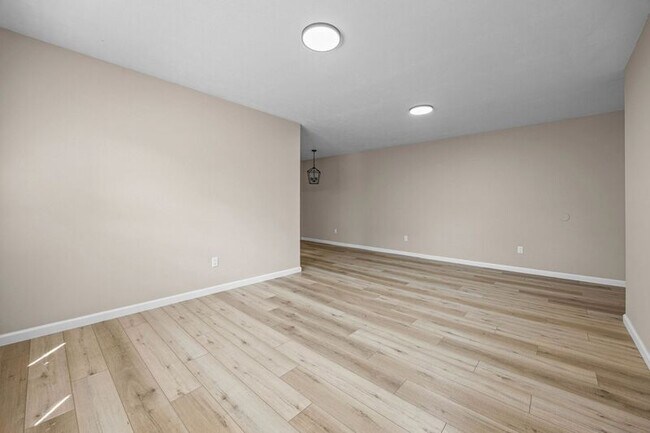 Building Photo - 35 Oakmount Ave