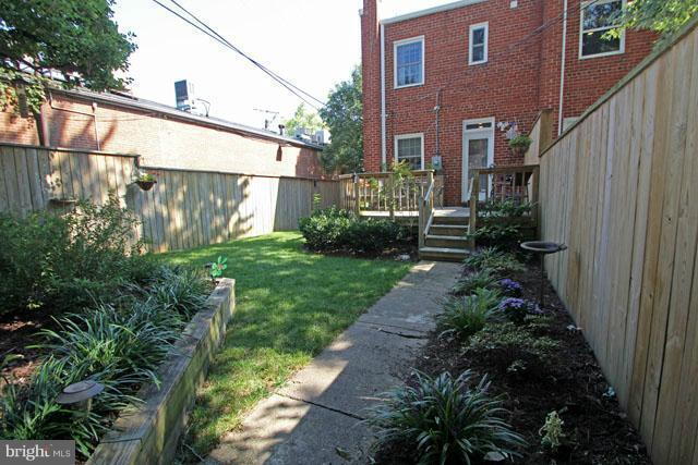 Building Photo - Classic Townhome with Hardwood Floors and Functional Layout