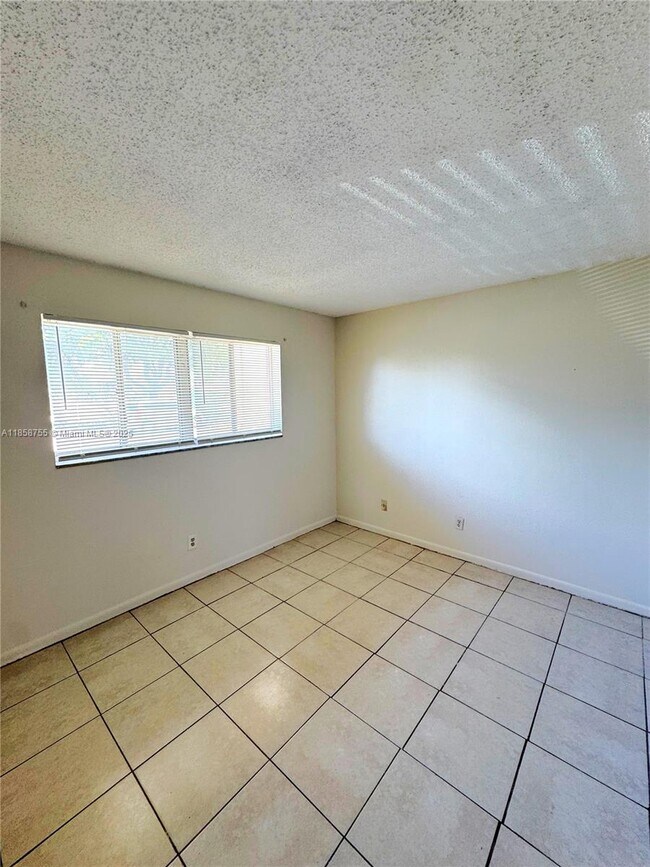 Building Photo - 933 W Jasmine Dr