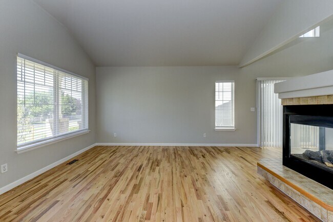 Building Photo - 3 bed 3 bath corner lot in Broomfield! New...