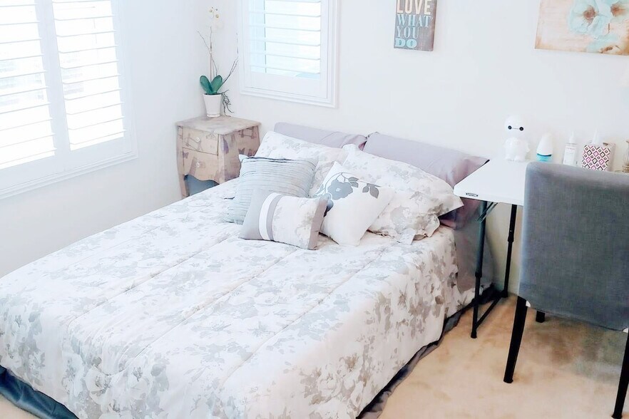 First Floor Bedroom with Private En-Suite Bath - 811 N Dalton Ave