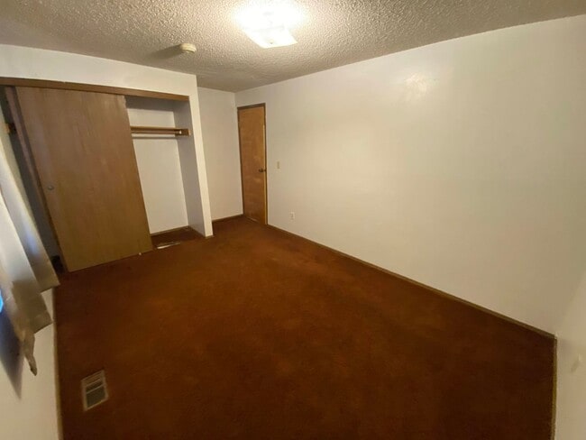 Building Photo - Cozy 3 Bedroom 1 Bath Home with Large Yard & 1 Car Attached Garage