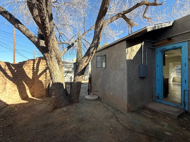 Building Photo - Hidden gem in Ridgecrest! Studio apartment! Move-in special!