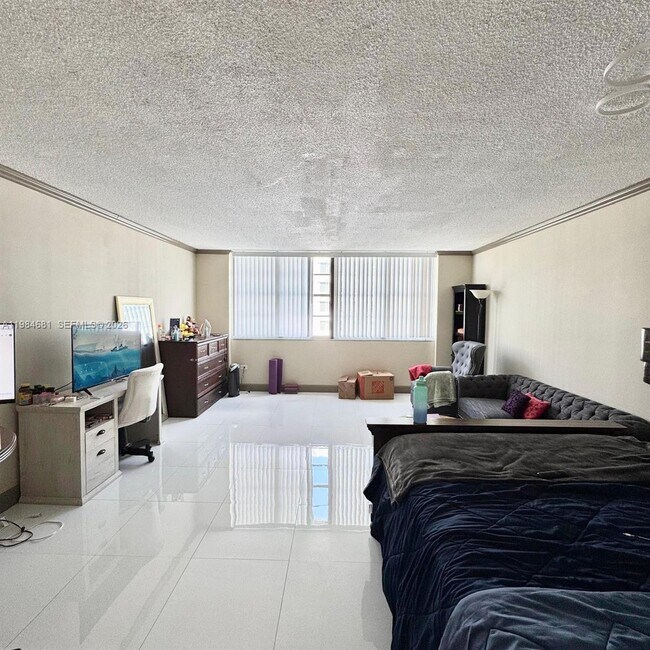 Building Photo - 999 Brickell Bay Dr