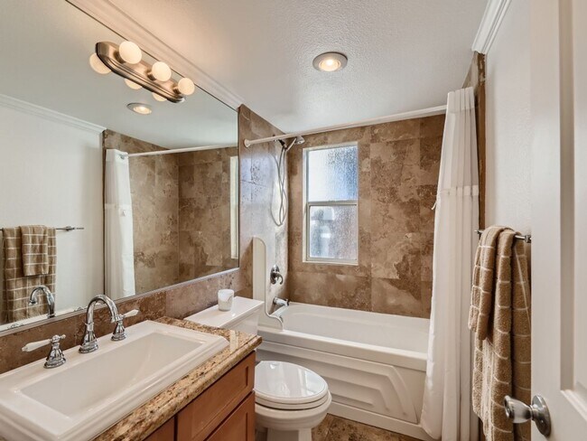 Building Photo - Beautifully partially furnished townhome in Las Vegas Country Club