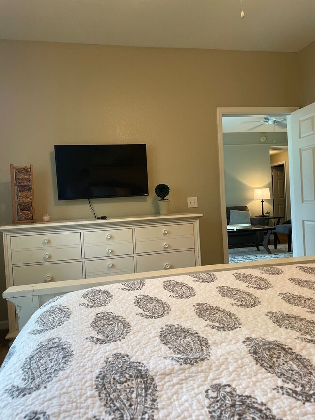 Building Photo - Barrington Park Condos!-  Beautifully update 3/2 on Ground Floor!