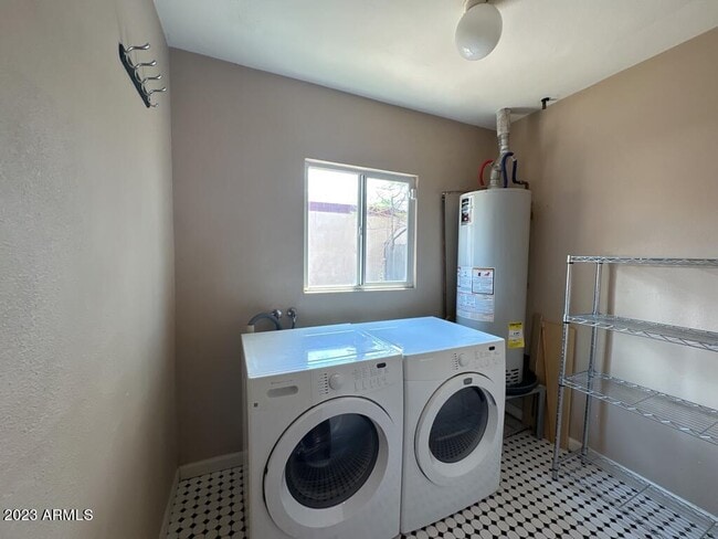 Building Photo - 1501 E Palm Ln