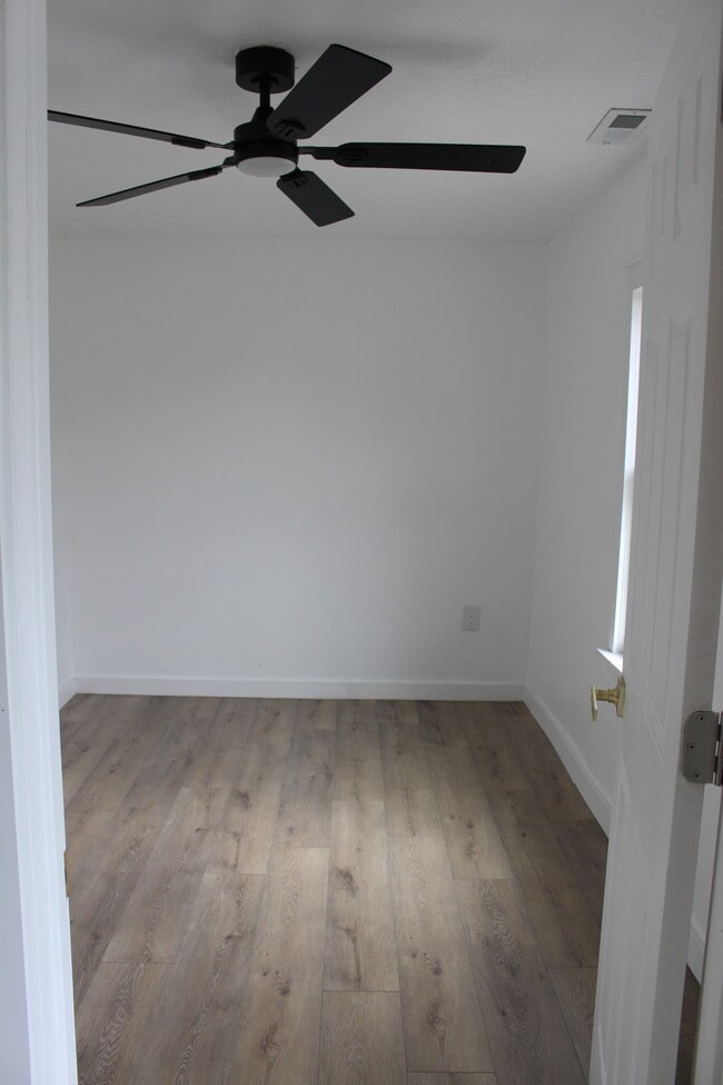 Building Photo - 842 Lloyd Ave