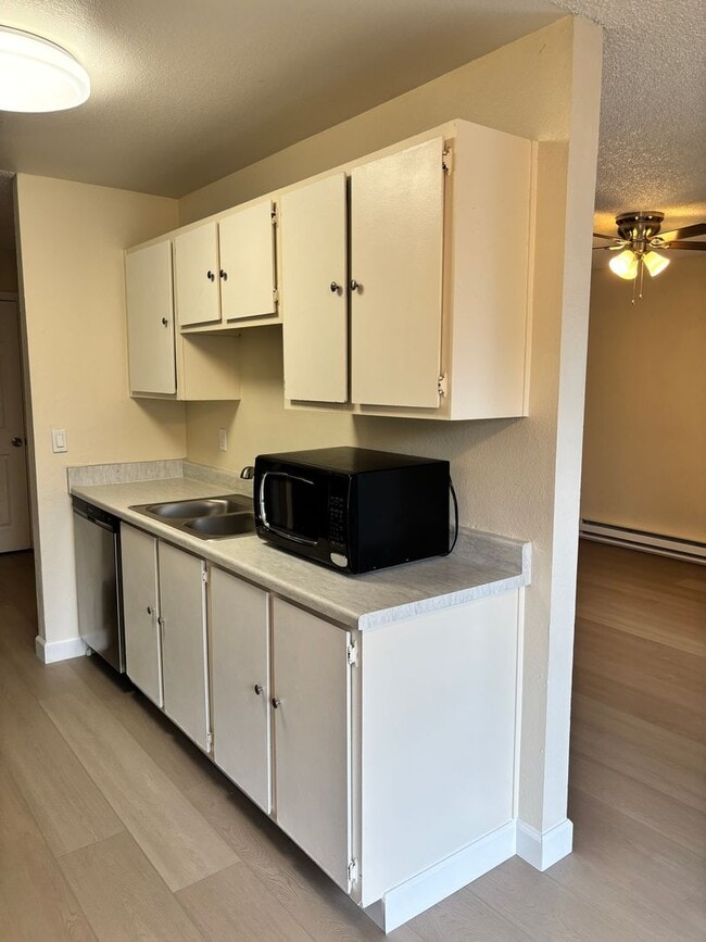 Building Photo - NEWLY REMODELED CONDO - 1 BED/1 BATH UPSTA...