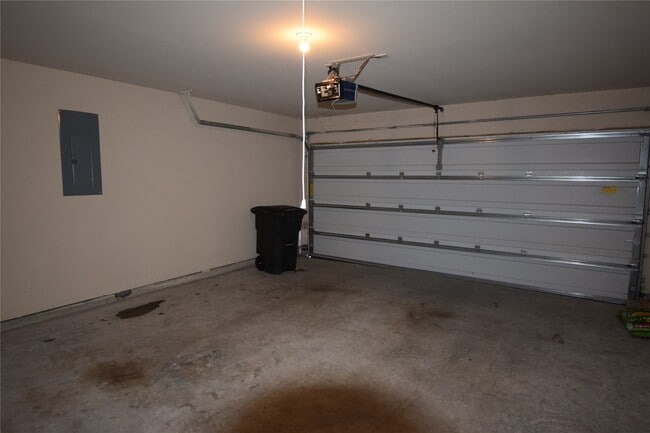 Building Photo - 3042 Village Creek Dr