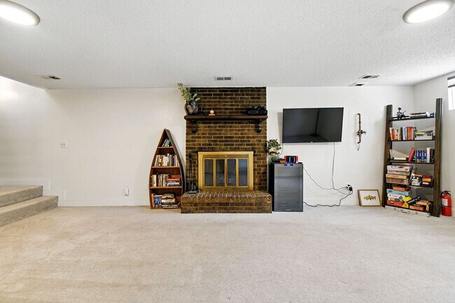 Building Photo - Fabulous 4 BR 3 bath home with fenced back...