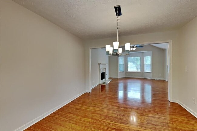 Building Photo - 60 King William Dr