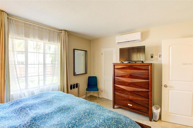 Building Photo - 1887 Hyde Park St