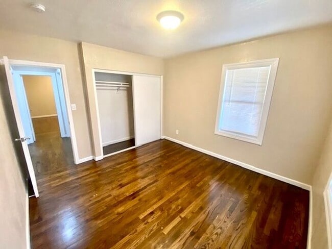 Building Photo - Beautifully Updated 2 Bed 1 Bath unit in Richmond Triplex -- AVAILABLE NOW !!!