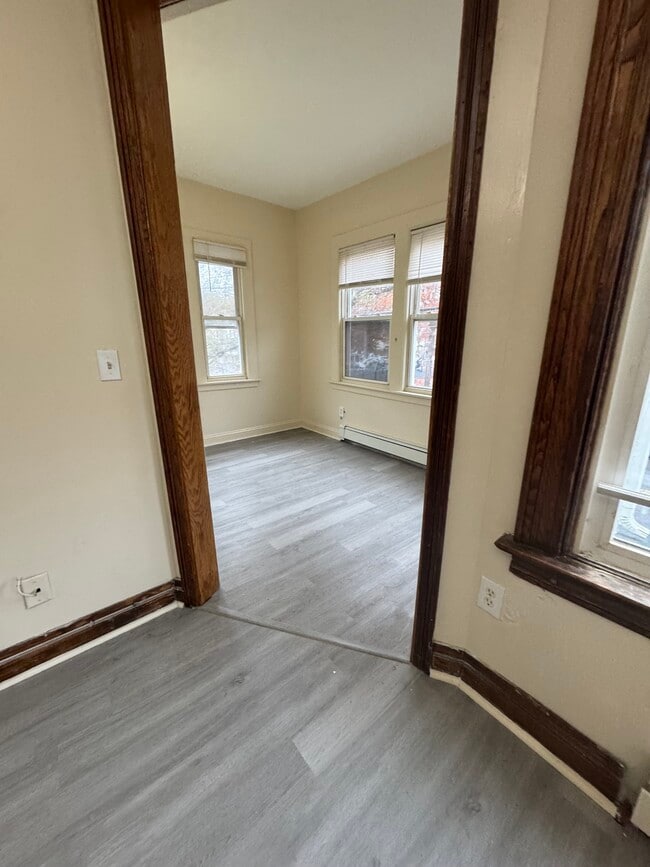 Building Photo - 304 Shelton Ave