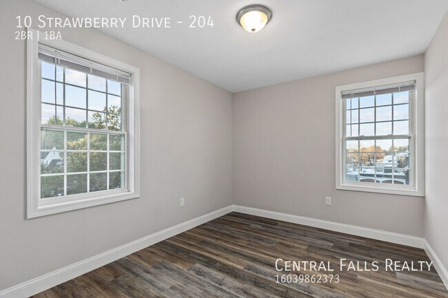 Building Photo - 10 Strawberry Dr