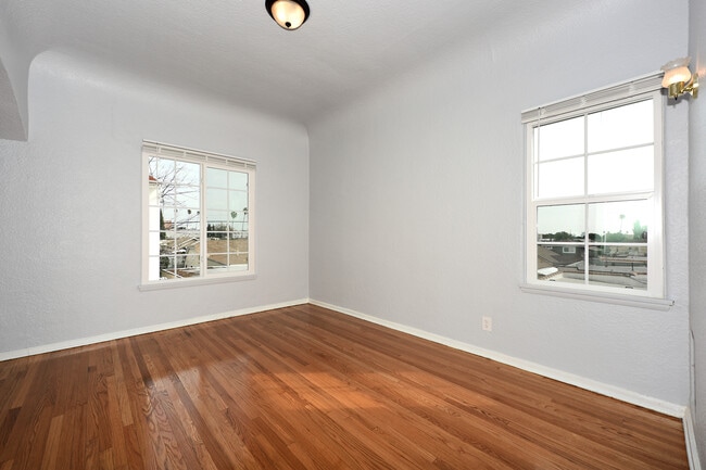 Building Photo - 1252 N Mariposa Ave