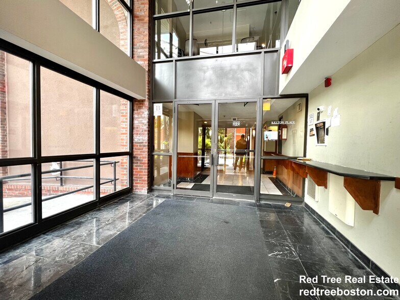 Building Photo - 152 Kelton St