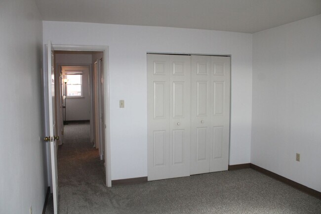 Building Photo - 2 Bedroom Townhome with Attached Garage