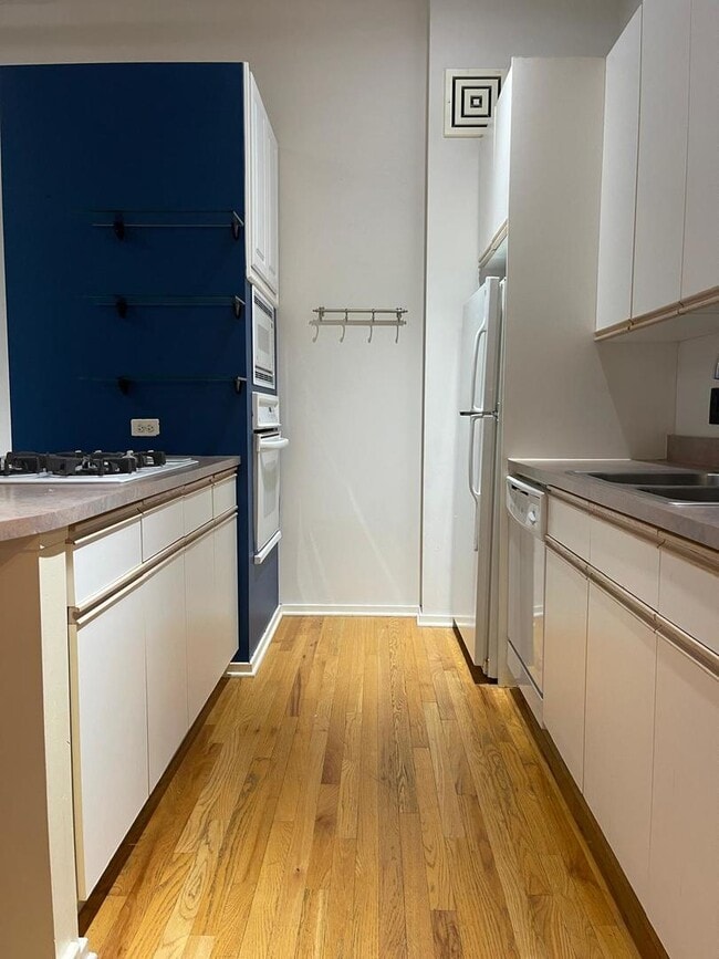 Building Photo - 130 S Canal St