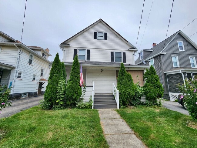 Building Photo - 4 bed 2.5 bath House | East Rochester | First Floor Laundry Hookups | Front and back covered porch