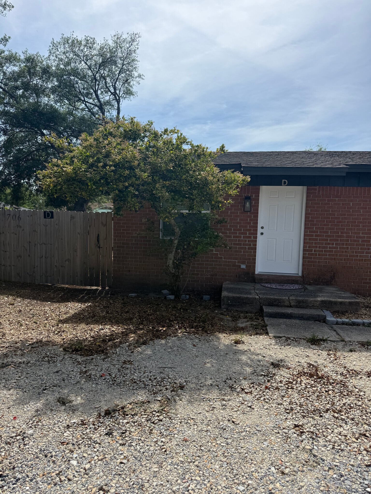 Building Photo - 706 Shady Ln Dr