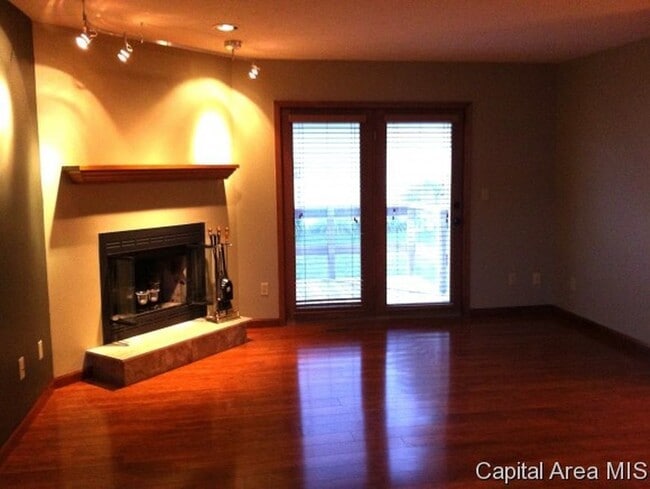 Building Photo - 2 Bed / 2 bath, Quiet, Westside Duplex for $1500.00 month. $1500 deposit required.