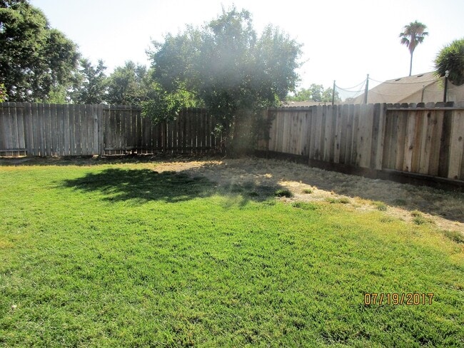 Building Photo - Large 2-Story home in a quiet Cul-de-sac