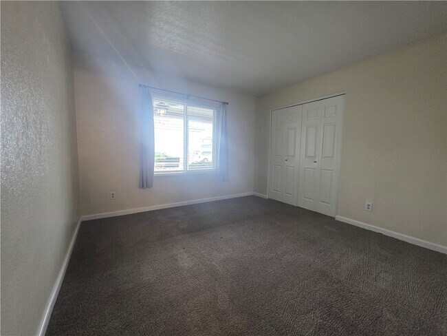 Building Photo - 1800 Club House Dr