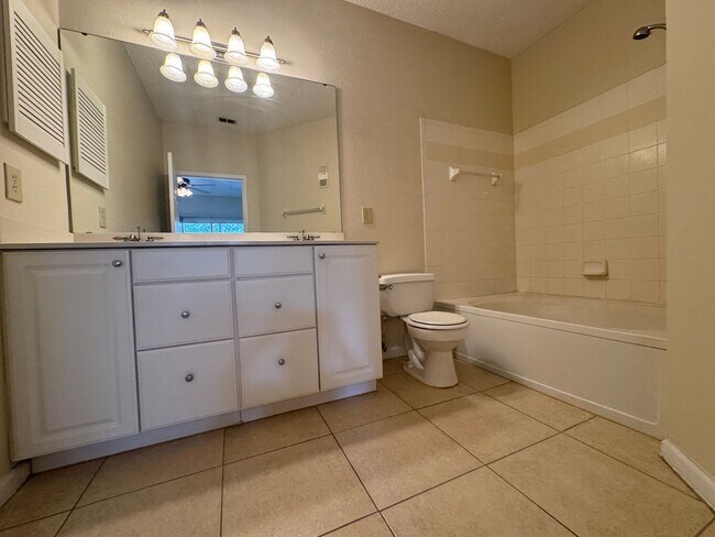 Building Photo - Move In Special! 2 Bed / 2 Bath Upstairs C...