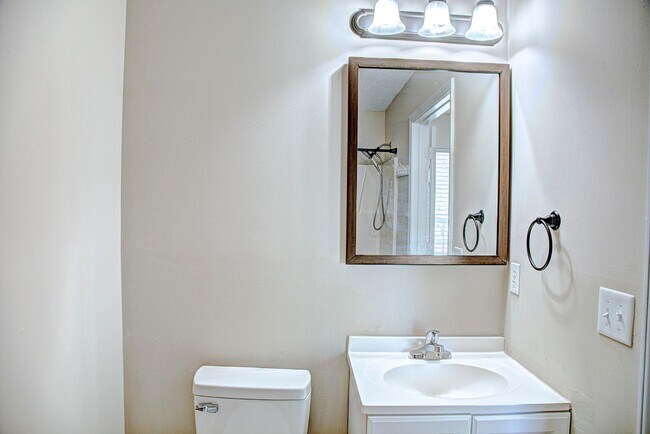 Building Photo - Two bedroom 2 bath apartment available