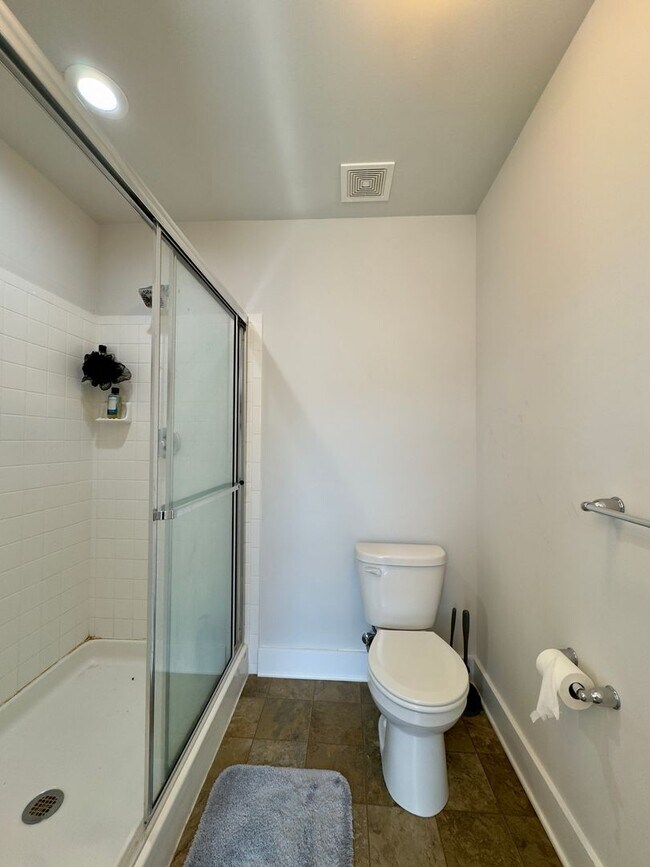 Building Photo - Charming 4 Bedroom/3.5 Bathroom in New WIn...