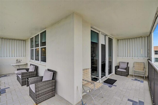 Building Photo - 1150 Hillsboro Mile