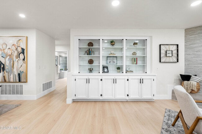 Building Photo - 41901 Cll Clarita