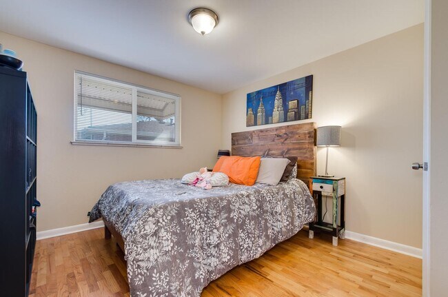 Building Photo - Roomy Sunnyside Duplex with Finished Basement in a Prime Location