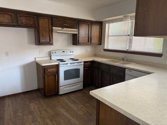 Building Photo - 4 Br, 1.75 Ba, 2 living areas, formal dining room, 2 CG, nice yards, storage shed