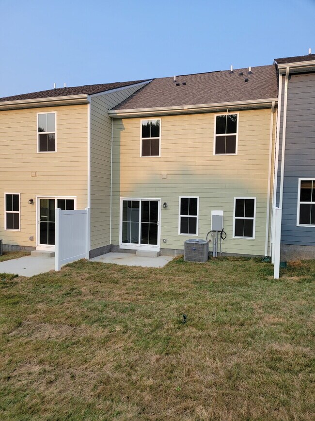 Building Photo - Luxury townhome in a prime Goodlettsville location just minutes to Nashville!