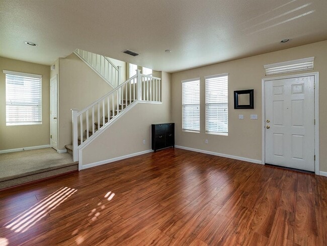 Building Photo - Beautiful Enclave updated unit!
