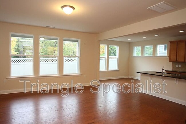 Building Photo - 215 Begen St