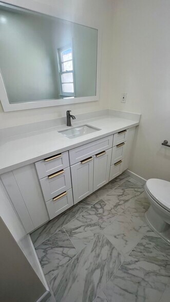 Building Photo - 808 Alandele Ave