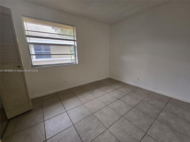 Building Photo - 824 Twin Lakes Dr