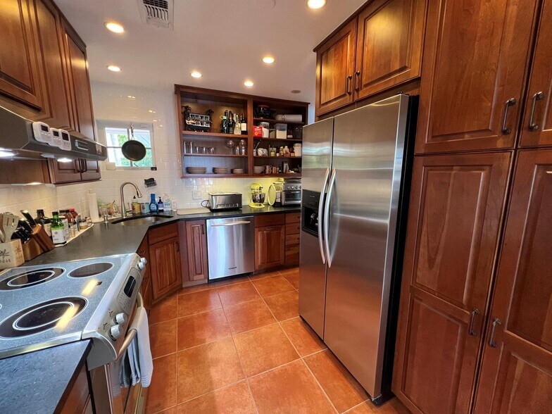 Building Photo - 1653 Poinsettia Dr