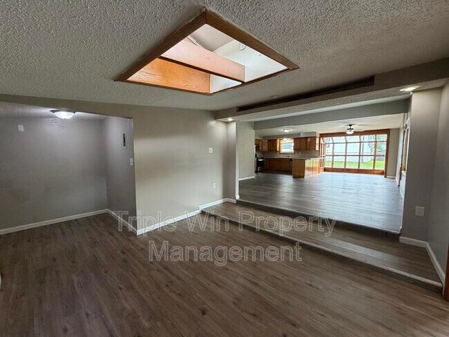 Building Photo - 810 St Anthony Ln