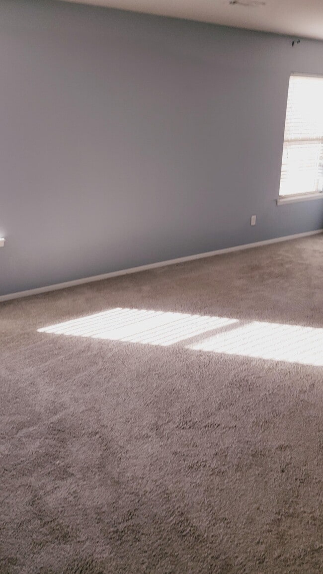 Building Photo - 904 SW Green World St