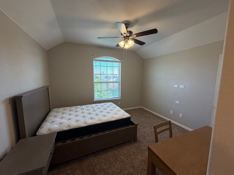Building Photo - Room in House on Zanna Grace Way