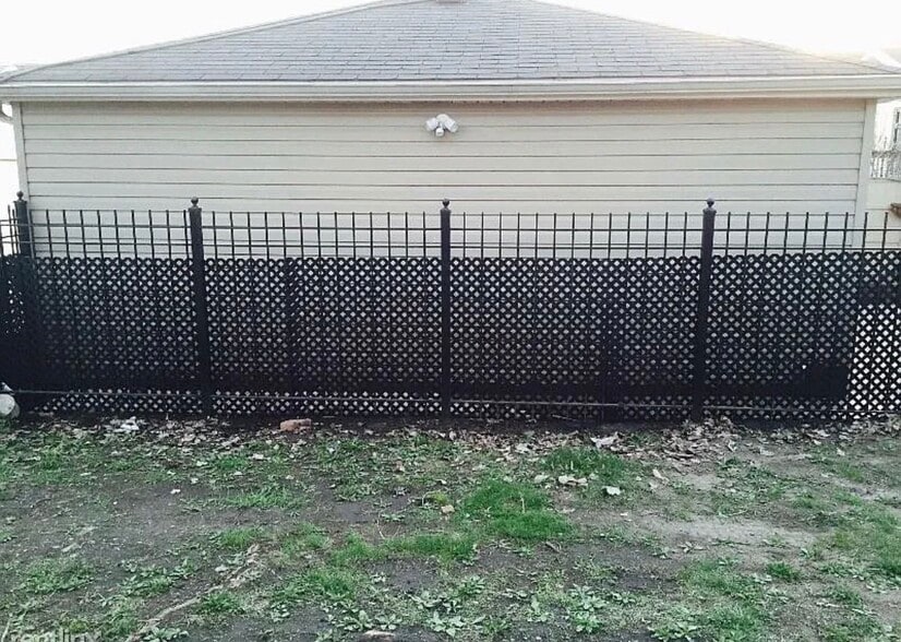 Side view of garage - 419 W Root St