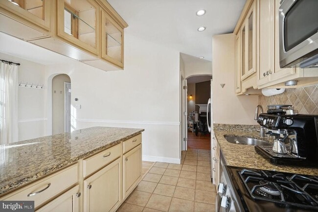 Building Photo - 313 E Mason Ave