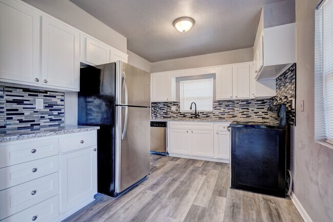 Building Photo - Stunning Remodeled 3-Bedroom Property